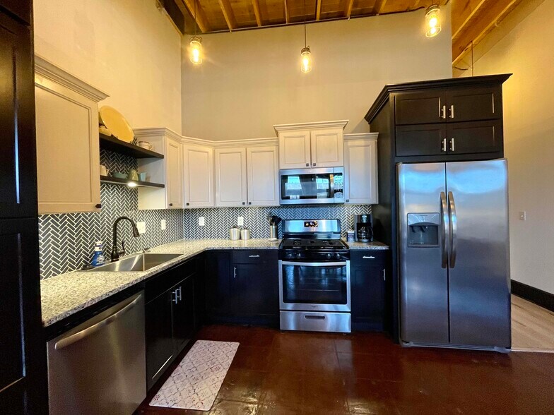 Building Photo - 719 S. Baker St.