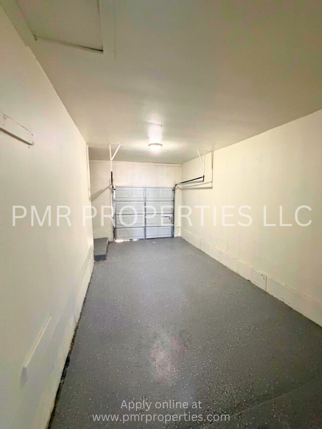 Building Photo - 3 Bedrooms/1 Bathroom House