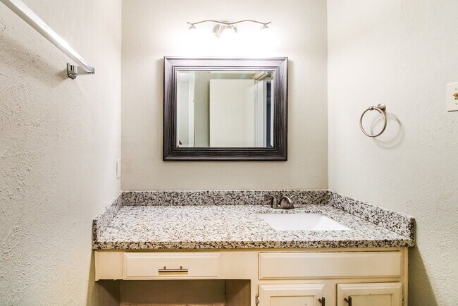 Building Photo - 2222 Victoria Ct