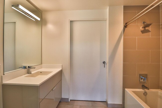 Building Photo - Modern & Spacious 2br/2ba In Mission Bay w...
