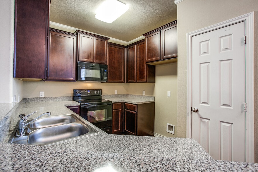 Building Photo - 417B Castleridge Dr