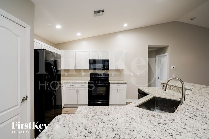 Building Photo - 629 NE Juanita Ct