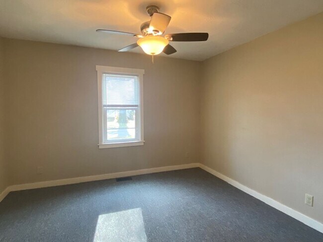 Building Photo - Adorable 2 Bedroom Early August
