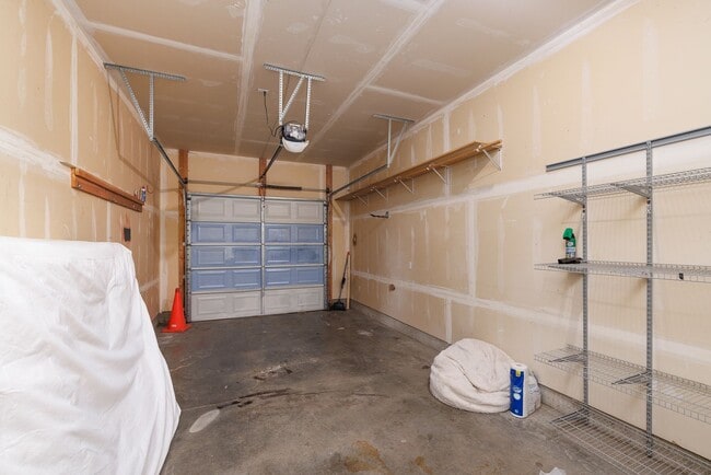 Building Photo - Beautiful 2 bed, 2 1/2 Bath Walk up Condo