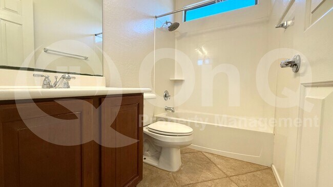Building Photo - 2131 E Yellowstone Pl