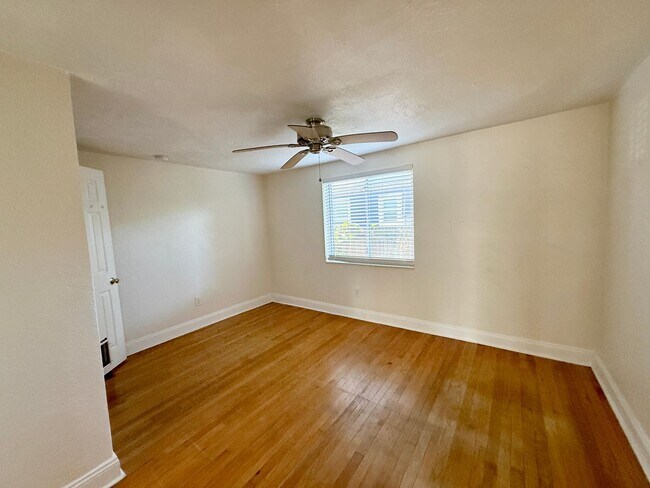 Building Photo - Euclid/Woodlawn Roommate Dream 4/3 home