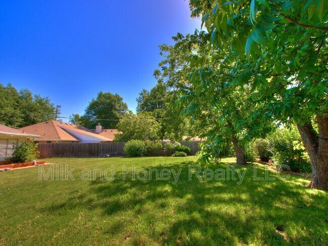 Building Photo - 3004 Kent Dr