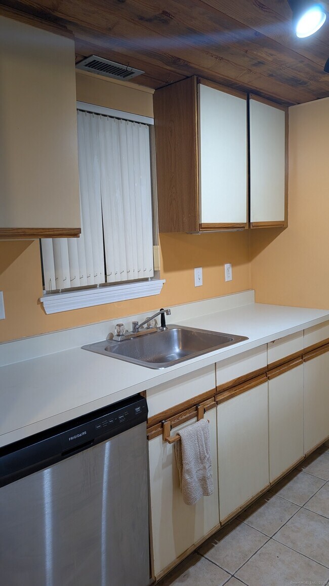 Building Photo - 839 Main St