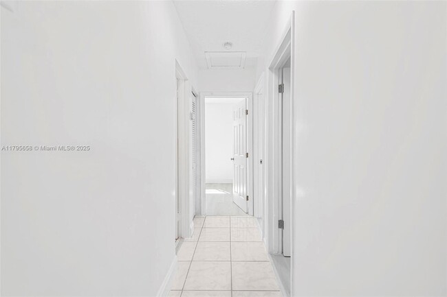 Building Photo - 3241 SW 40th Ave