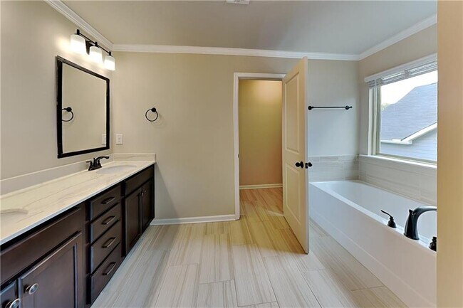 Building Photo - 3770 Brookhollow Dr