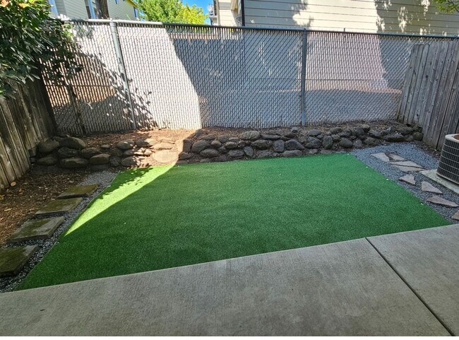 Building Photo - 2 Bedroom-2.5 Bath Townhome