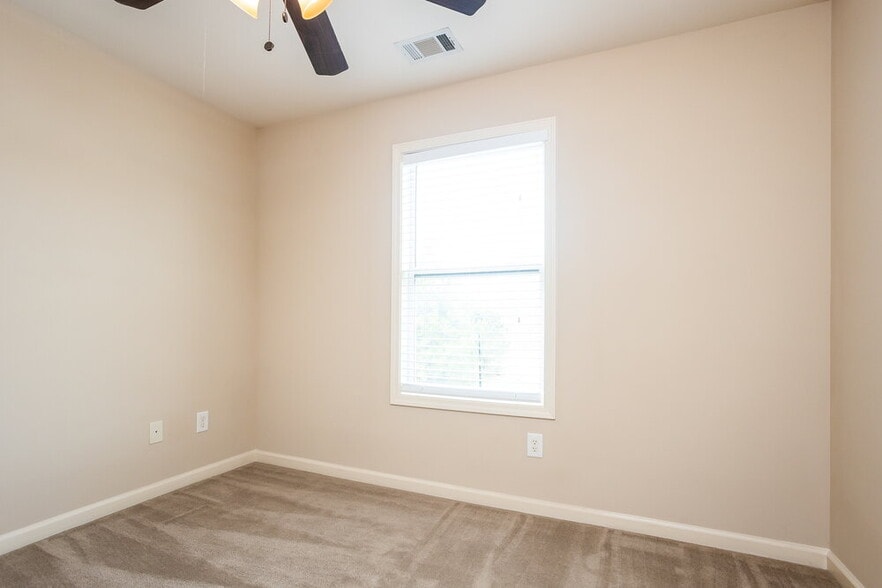 Building Photo - 233 Logan Creek Ln