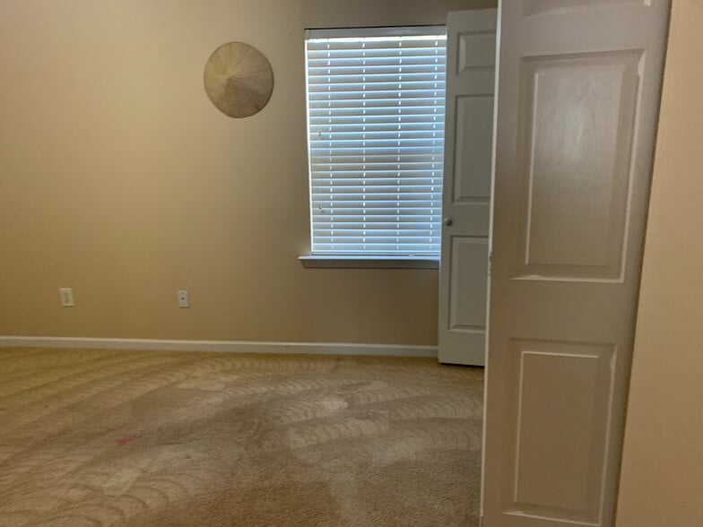 Building Photo - Room in Townhome on Big Bass Dr
