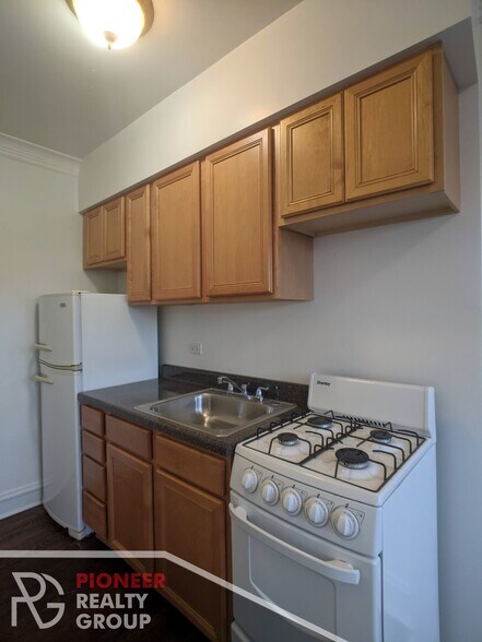 Building Photo - 4647 N Paulina St