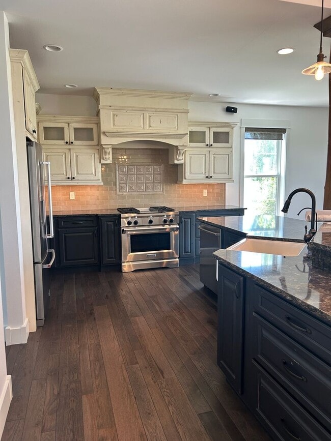 Building Photo - Stunning luxury rental!