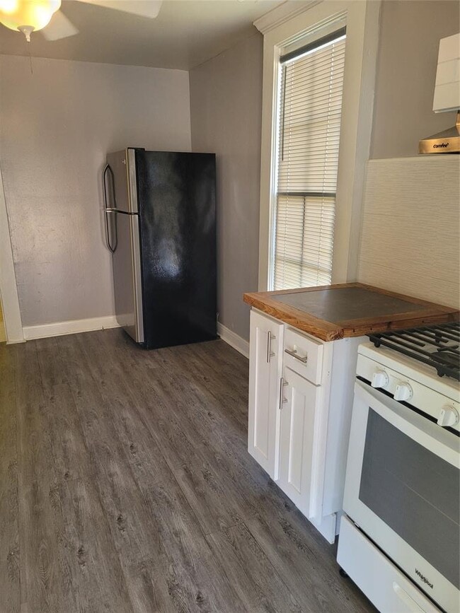 Building Photo - 403 Fawcett St