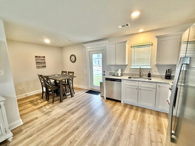 Building Photo - 1007 Middle Ln