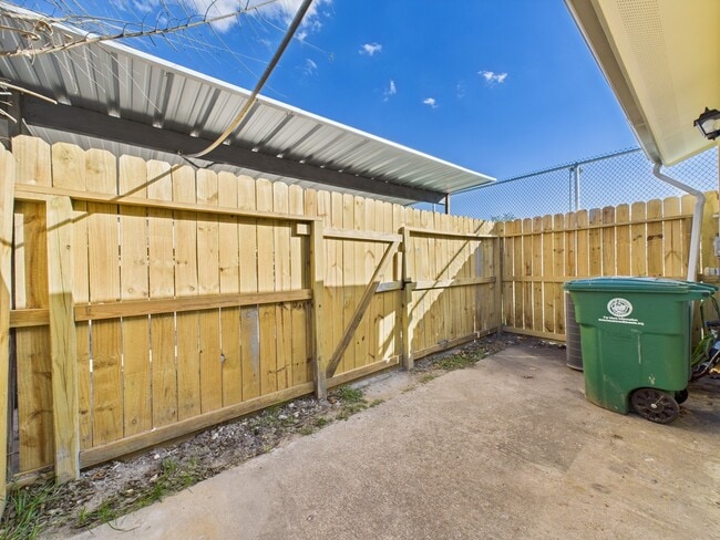 Building Photo - 7836 Bateman Ln