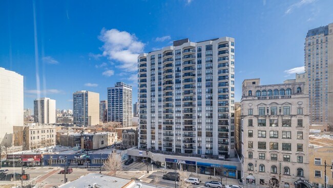 Building Photo - 607 W Wrightwood Ave