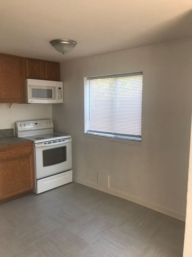 Building Photo - For Rent: Charming 2 Bed 1 Bath Home in th...