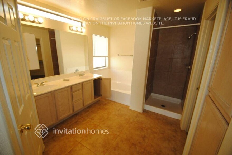 Building Photo - 9426 E Juanita Ave