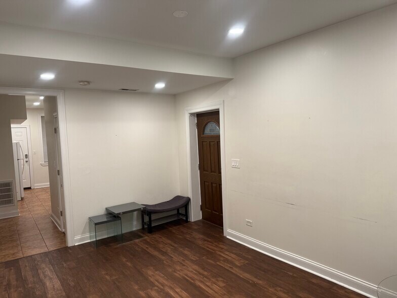 Living room, entrance from side of the house - 2532 W Haddon Ave