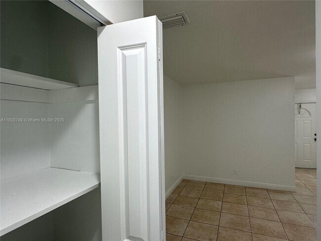 Building Photo - 5841 SW 36th Ct