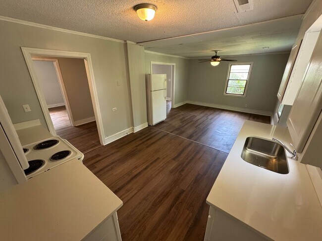 Building Photo - 3 Bedroom 1 bath - Located in  Sumter