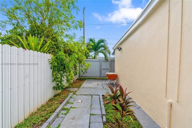 Building Photo - 570 W 46th Pl