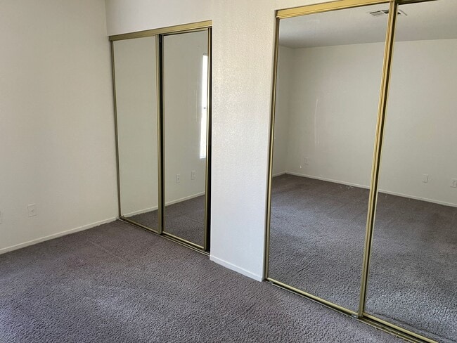 Building Photo - SW 3 Bedroom Condo!