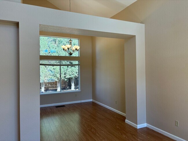 Building Photo - Beautiful Two-Story Home in highly desirab...