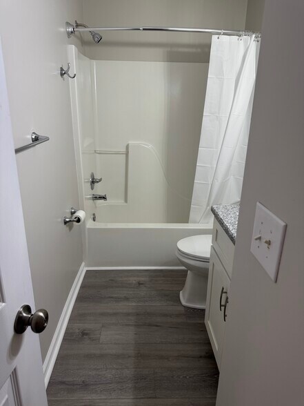 Building Photo - 624 Varsity Dr