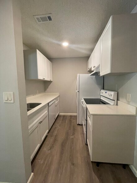 Building Photo - 220 Mount Hope Ct