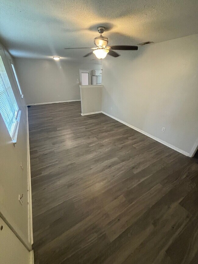 Building Photo - Spacious 3 Bedroom/2 Bath House! Great Location!