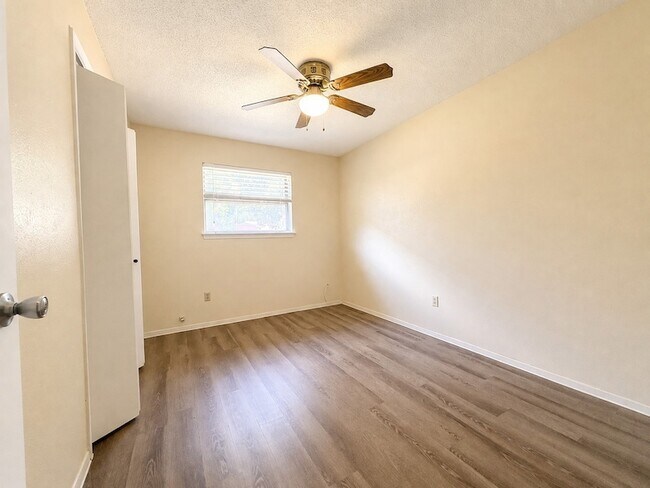 Building Photo - 2025 Meadow Glen