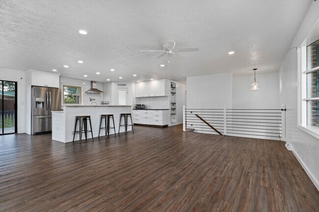 Building Photo - JC Rental Available. Prime location