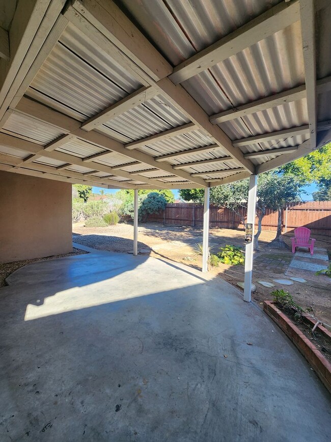 Building Photo - Adorable Single Level 3 Bed, 2 Bath Arroyo...