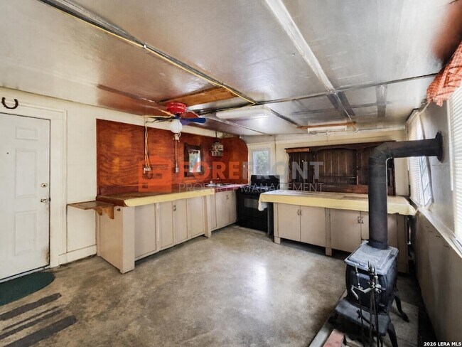 Building Photo - 7845 Village Oak Dr