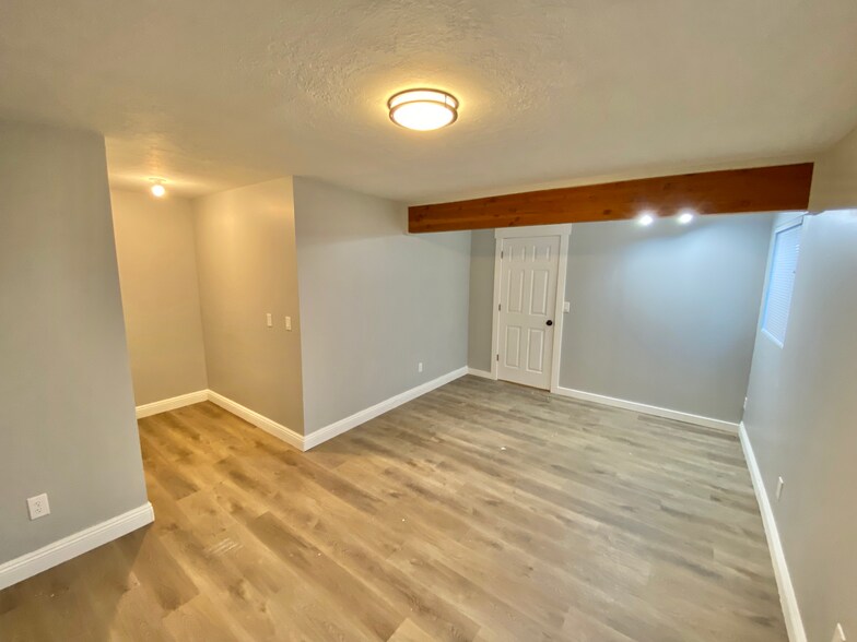 Bsmt Living/Bed - 4613 Porter Ave