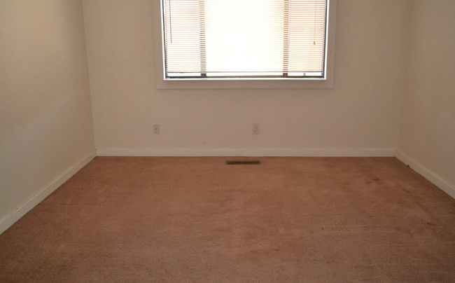 Building Photo - Move-In Special! $200 off your first month...