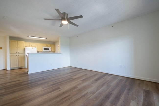 Building Photo - Renovated Condo in Harts Cove!