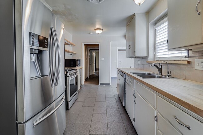 Building Photo - 4+2 Downtown Truxtun Ave Charm!