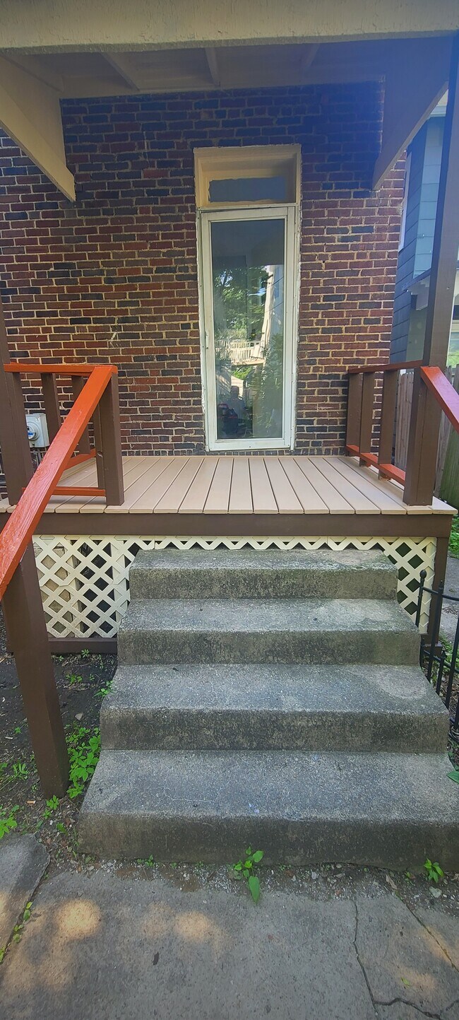 Back Entry - 116 E Hudson St