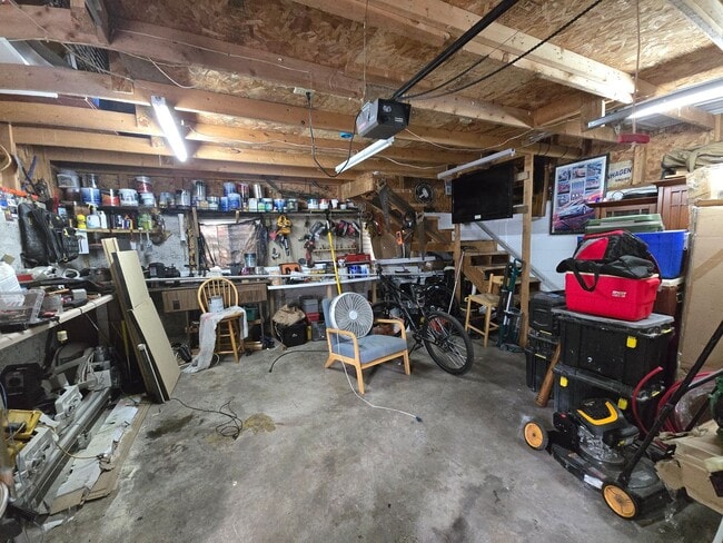 Building Photo - Centrally Located 2-Bed Home with Garage &...