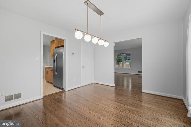 Building Photo - 6251 Lakeview Dr