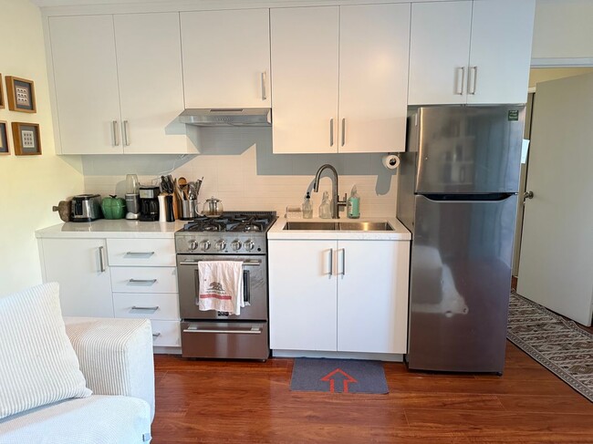 Building Photo - 2223 1/2 Oak Glen Place