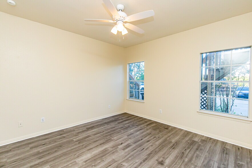 Master Bedroom - 3001 Whisper Oaks Ln