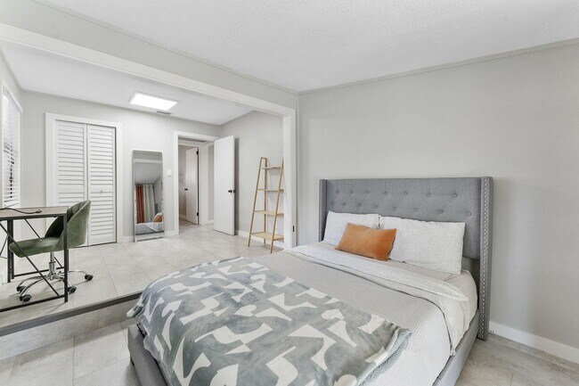 Building Photo - 1292 SW 25th Ave