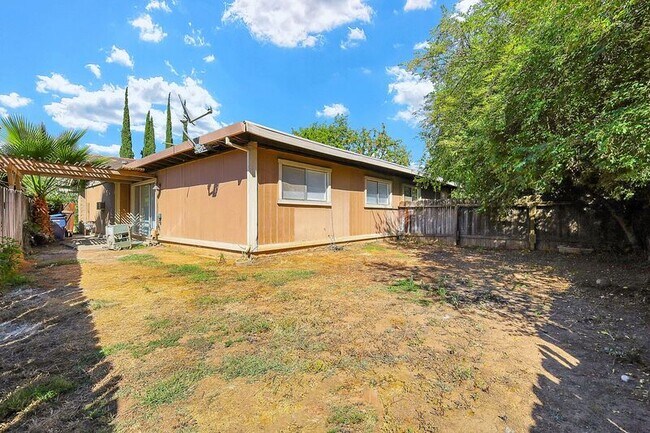 Building Photo - 2776 Kerria Way