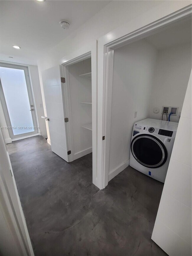 Building Photo - 825 Michigan Ave